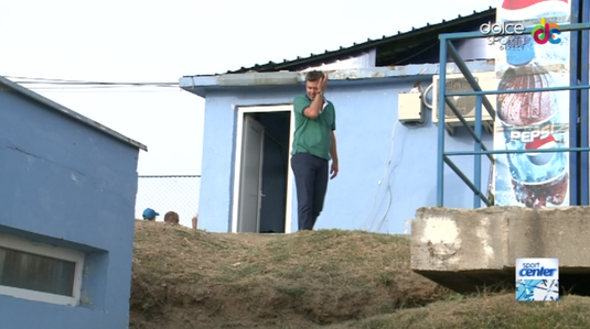 Condiţii execrabile pe stadionul Extensiv, unde s-a jucat Craiova - Chiajna! Imagini incredibile şi mărturia comentatorului Dolce Sport: "E depăşită orice limită, fug de acolo şi mă stropesc cu spirt, să nu mă îmbolnăvesc!" VIDEO