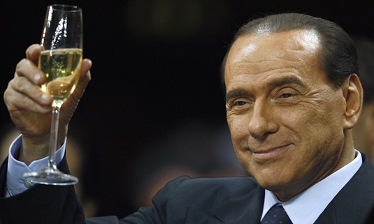 Cum i-au mulţumit italienii de la AC Milan lui Silvio Berlusconi după ce-a renunţat la club VIDEO IMPRESIONANT