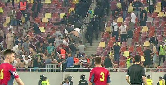 VIDEO | Bătaie în tribune la CSA Steaua-Academia Rapid. Un copil a fost scos pe braţe de pe stadion!