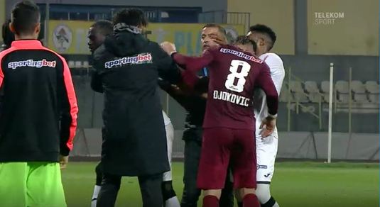 VIDEO | Moment incredibil la finalul partidei dintre Gaz Metan şi CFR Cluj. Un jucător a fost eliminat, apoi a sărit la bătaie