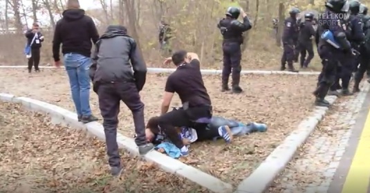 VIDEO | Noi imagini cu incidentele grave de la CS U Craiova - FC U Craiova. Fani plini de sânge, jandarmi răniţi, geamuri sparte la maşini