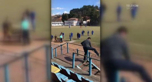 VIDEO | Scene reprobabile la un meci de liga a cincea din România! Arbitrul de centru a fost bătut şi înjurat. Jandarmeria a intervenit în forţă