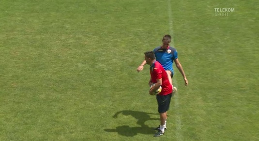 VIDEO | Cosmin Contra a participat la antrenamentul echipei naţionale de tineret. Selecţionerul, "luat la şuturi" de un tricolor :)