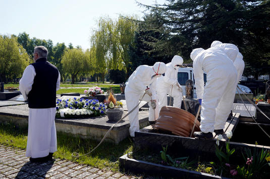 Înfiorător! Ce s-a întâmplat la înmormântarea unei victime COVID-19 în România: "După 5 minute..."