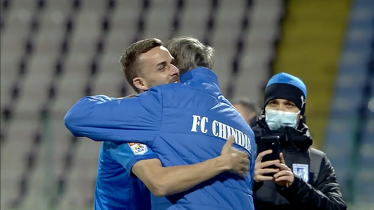 VIDEO | Gest superb la meciul dintre Chindia şi Craiova. Emil Săndoi a primit un cadou din partea oltenilor de ziua lui