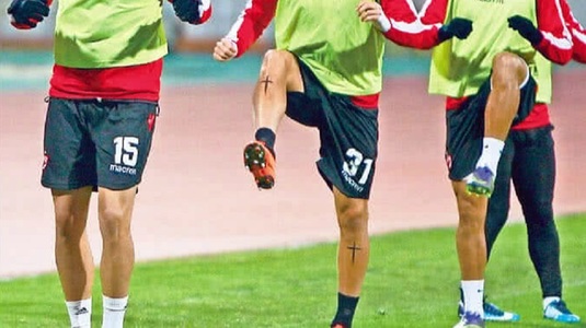 Fotbal sub semnul crucii! FOTO | Fotbalistul din Liga 1 care şi-a tatuat cruci pe ambele tibii
