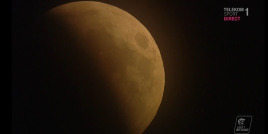 VIDEO | Câteva momente cu cea mai lungă eclipsă de lună din secolul XXI. Imaginile au fost surprinse la FC Botoşani - Hermannstadt