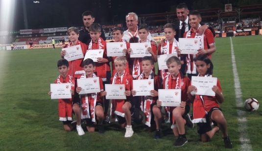 VIDEO | O echipă de juniori de la Dinamo a reuşit o performanţă incredibilă. Oficialii clubului i-au premiat la pauza meciului cu Astra