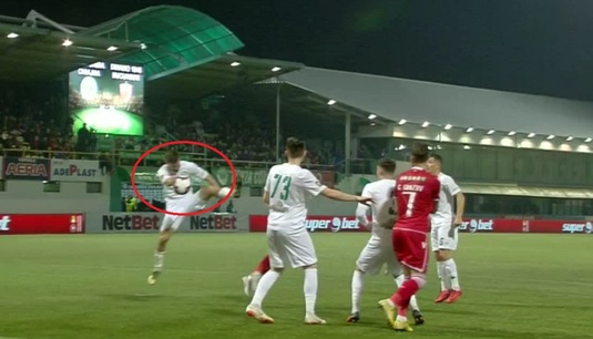 VIDEO | Penalty refuzat lui Dinamo! Fota loveşte mingea cu mâna în interiorul careului de 16 metri