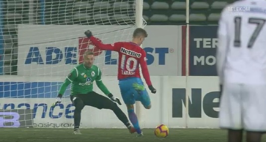 VIDEO | Cât de greu este să înscrii singur cu portarul, cu Florin Tănase în rol principal. Reacţia jucătorului: ”Se mai întâmplă”