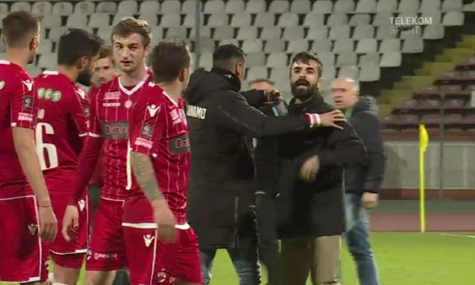 VIDEO | Imagini incredibile de pe stadionul lui Dinamo. Un fan a intrat fără nicio problemă pe teren şi s-a luat la ceartă cu Dan Nistor
