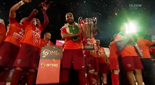 VIDEO | Nu, nu este trofeul Ligii Campionilor :) Cupa primită de CFR pentru câştigarea titlului de campioană a Ligii 1, copiată după cea din UCL