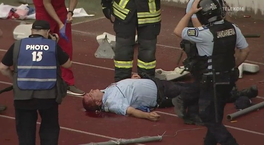 VIDEO ŞOCANT | Momente de panică pe Cluj Arena! Fanii lui ”U” au făcut prăpăd! Un jandarm, inconştient după ce a fost lovit în cap