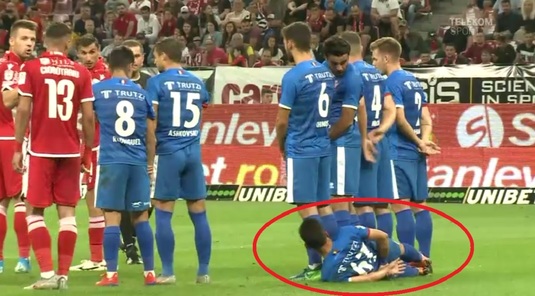 VIDEO-SURPRIZĂ | Cum a reacţionat arbitrul când a văzut cum vrea să se apere un jucător de la FC Botoşani. Dan Nistor a şutat exact pe acolo :)