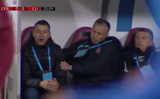 VIDEO | Imagini incredibile! Dan Petrescu, reacţie şocantă în timpul meciului. Ce a putut să-i facă lui Cristian Panin