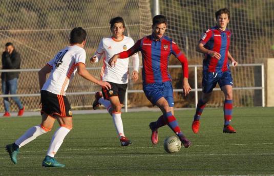 SURPRIZĂ | Un fotbalist al Valenciei poate ajunge în Liga 1! Ce formaţie vrea să-l transfere