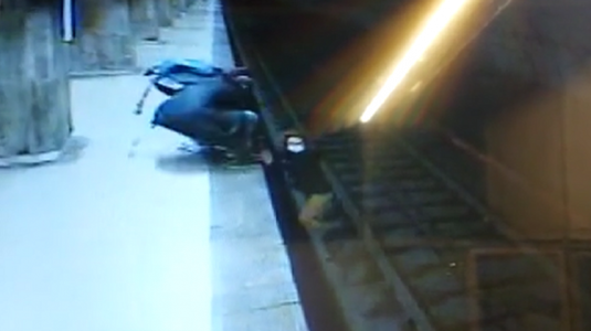 Fiul lui Dănuţ Lupu, eroul de la metroul din Bucureşti! Cum a salvat o fată care s-a aruncat în faţa trenului 
