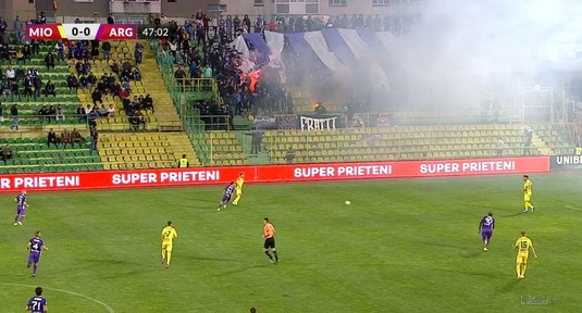 S-a ”încins atmosfera” la Mioveni! Suporterii au dat din greşeală foc la un banner şi au umplut stadionul de fum | VIDEO