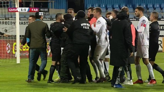 VIDEO | Scandal monstru la finalul meciului dintre Gaz Metan şi Farul! Centralul Iulian Călin, la un pas de a fi luat la bătaie. Au intervenit forţele de ordine