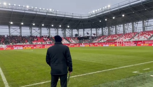 VIDEO | Ultraşii FCU Craiova şi-au făcut "numărul" şi când echipele erau la vestiare! Ce au strigat chiar sub ochii observatorului