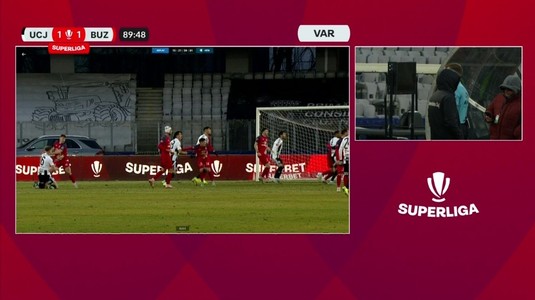 Vassaras a explicat de ce a fost penalty la U Cluj - Buzău: "Arbitrul nu observă, dar este chemat de VAR şi vede că apărătorul nu se uită deloc la minge"