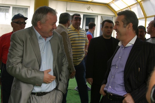 Patronul din Superliga, lăsat în "stand-by" pentru negocieri cu Rapid, CFR Cluj şi FCSB! Totul a picat şi a pus mâna pe telefon: "Mai vin? Mi-a dat şi un salariu mare" | EXCLUSIV
