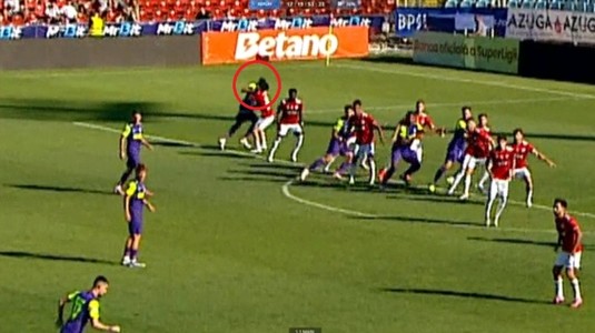 VIDEO | Moment inexplicabil în Superliga. Fundaşul de la CFR şi-a luat adversarul cu pumnul şi a fost eliminat