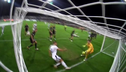 VIDEO | Le-a trecut glonţul pe la ureche! Ratare uluitoare, de pe linia porţii, în FC Botoşani - FCSB
