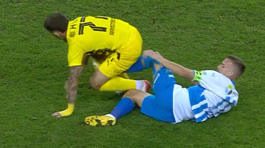 VIDEO | Gest golănesc în U Craiova - Dinamo. Bancu a fost eliminat, după ce l-a lovit pe adversarul său într-un punct sensibil