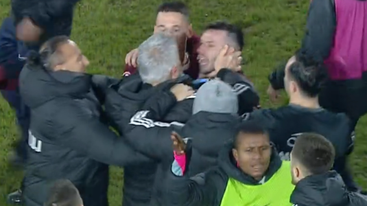 VIDEO | Imagini halucinante în Gruia! Bergodi a făcut HAOS după CFR - U Cluj: a intrat pe teren şi a fost la un pas să se bată cu jucătorii adverşi
