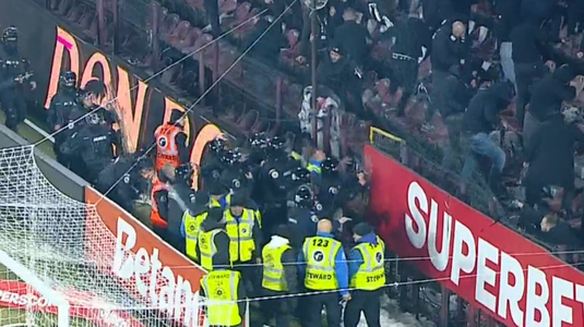 VIDEO | Scene apocaliptice după CFR - U Cluj! După bătaia de la final, fanii au vrut să rupă porţile şi să intre pe teren. Jandarmii au intervenit de urgenţă