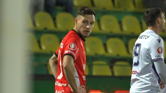 Primire ostilă pentru Dennis Politic, în Dinamo - Hermannstadt. Fanii ”câinilor roşii” l-au luat în colimator pe fostul căpitan. Ce au scandat ultraşii