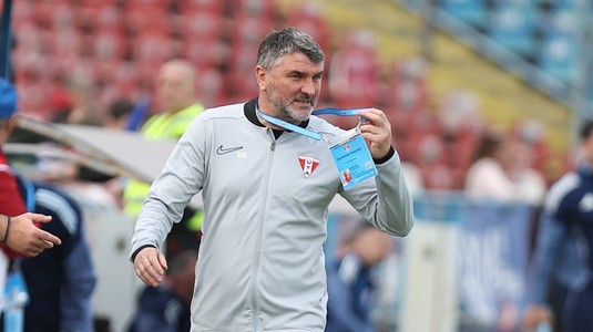 După criza de nervi din timpul meciului, Adrian Mihalcea a înţepat arbitrajul la flash-interviu: ”Nu cunosc reguli de arbitraj, dar ştiu când e corner”