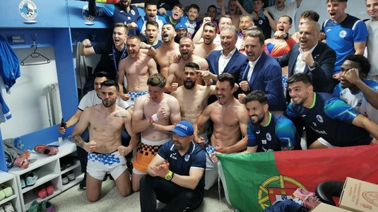 VIDEO | Cine sare? Hunedoara! Imagini fabuloase cu jucătorii şi fanii Corvinului, după promovarea istorică. Cum s-au bucurat băieţii lui Florin Maxim şi ce au făcut ultraşii