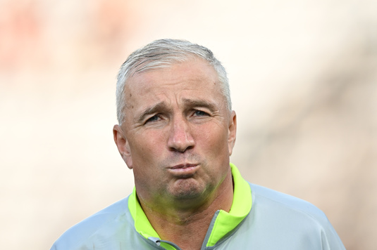 Dan Petrescu a asistat la primul meci de fotbal după aproape un an de absenţă şi a numit echipa din Superliga cu care a negociat