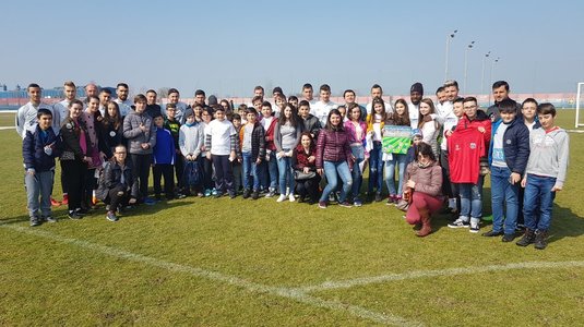 VIDEO | Jucătorii Stelei au fost vizitaţi de peste 30 de elevi de la Şcoala Gimnazială "Nicolae Bălcescu", din Piteşti