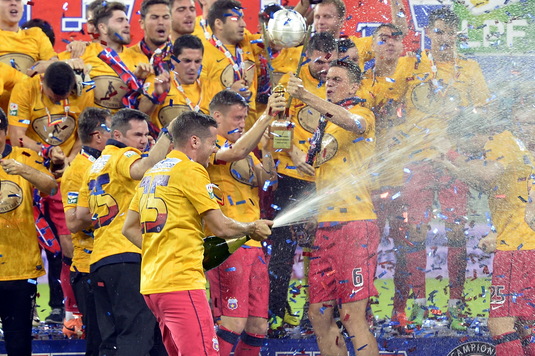FOTO | Aşa arată trofeul pe care CFR Cluj sau FCSB îl pot câştiga duminică seară! Este o cupă specială, unică în istoria celor 100 de ediţii