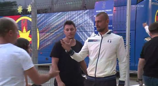 VIDEO | Gabi Tamaş e neschimbat! A mâncat seminţe cu MM Stoica şi l-a dezbrăcat pe reporterul Telekom Sport :) 
