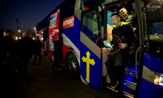 VIDEO | Mihai Stoica, surprins în plină ”acţiune”. :) La ce se uita oficialul FCSB pe tabletă, în autocar, înainte de meciul cu Dinamo