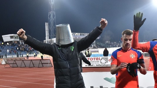 Cine a apărut cu o găleată pe cap la sărbătoarea fotbaliştilor FCSB după victoria cu FC Argeş, 3-2. Imaginile serii la Piteşti | FOTO