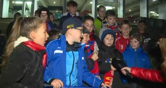 VIDEO | Imagini superbe cu un grup de copii fani FCSB. Au venit şi cu o propunere de antrenor: ”Ionuţ Pârvu este cel mai bun” :)