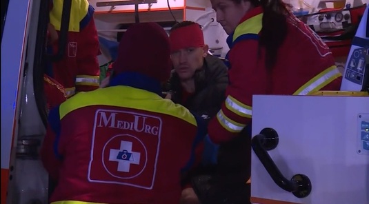 VIDEO | Groggy! Olaru a plecat cu ambulanţa la spital după ce s-a lovit cu Compagno! Doi oameni din staff l-au ajutat să meargă
