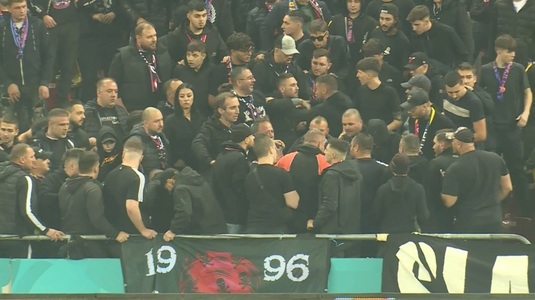VIDEO | Bătaie între suporterii FCSB la meciul cu Rapid, chiar în galerie! Mustaţă a apărut în mijlocul conflictului în care s-au împărţit pumni