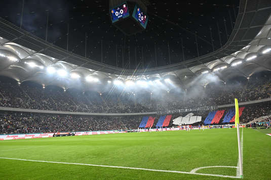 FOTO | Derby şi în peluzele Arenei Naţionale în FCSB - Rapid. Cele două galerii şi-au adresat mesaje la startul partidei