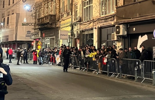 FOTO | Meci mare la Bucureşti: ce s-a întâmplat în faţa hotelului unde stă Manchester United, înainte de meciul cu FCSB