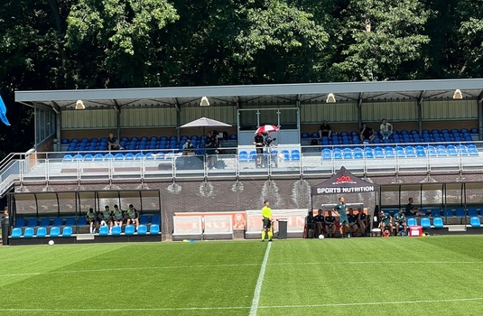 FCSB a fugit de soare. Cum au fost surprinşi jucătorii campioanei României lângă teren, în timpul amicalului cu Utrecht | FOTO 