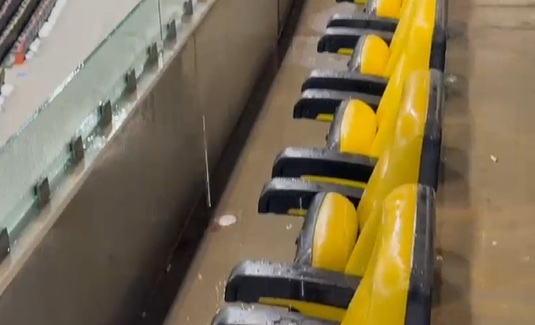 Imagini dezolante pe Arena Naţională înainte de FCSB – Metaloglobus. Pică apă în zona lojelor: “Acoperişul nu poate fi tras” | VIDEO