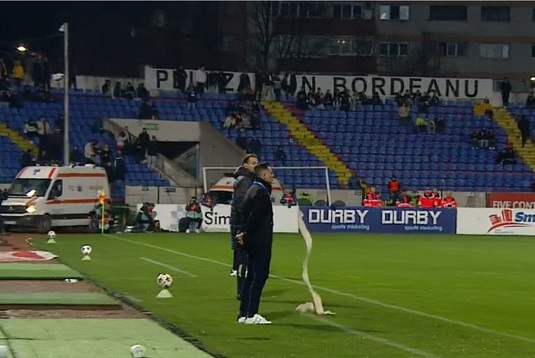 VIDEO | Scene revoltătoare la Botoşani. Suporterii echipei gazdă au aruncat cu hârtie igienică în Mirel Rădoi