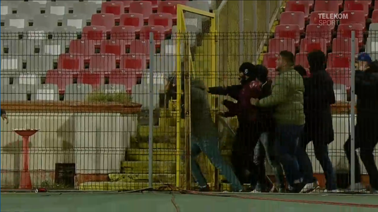 VIDEO | Ce nu s-a văzut la TV. Suporterii lui Dinamo au încercat să rupă o poartă care se deschidea pe interior :)