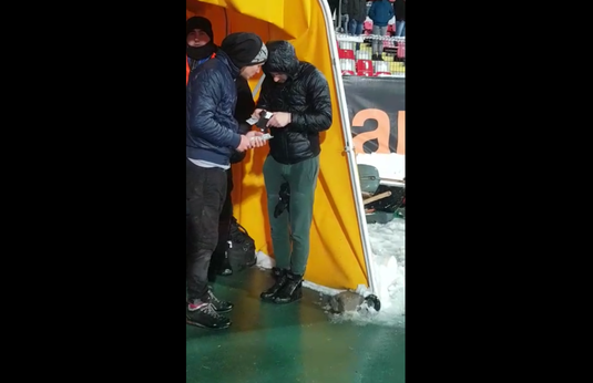 VIDEO EXCLUSIV | Cum îi plăteşte Dinamo pe oamenii care au dat zăpada de pe teren! Filmare halucinantă din Ştefan cel Mare